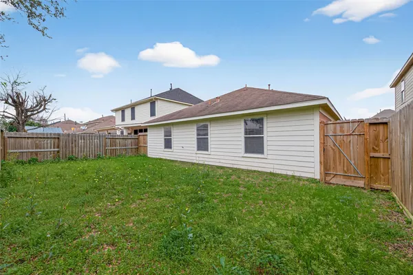 a view of a house with backyard