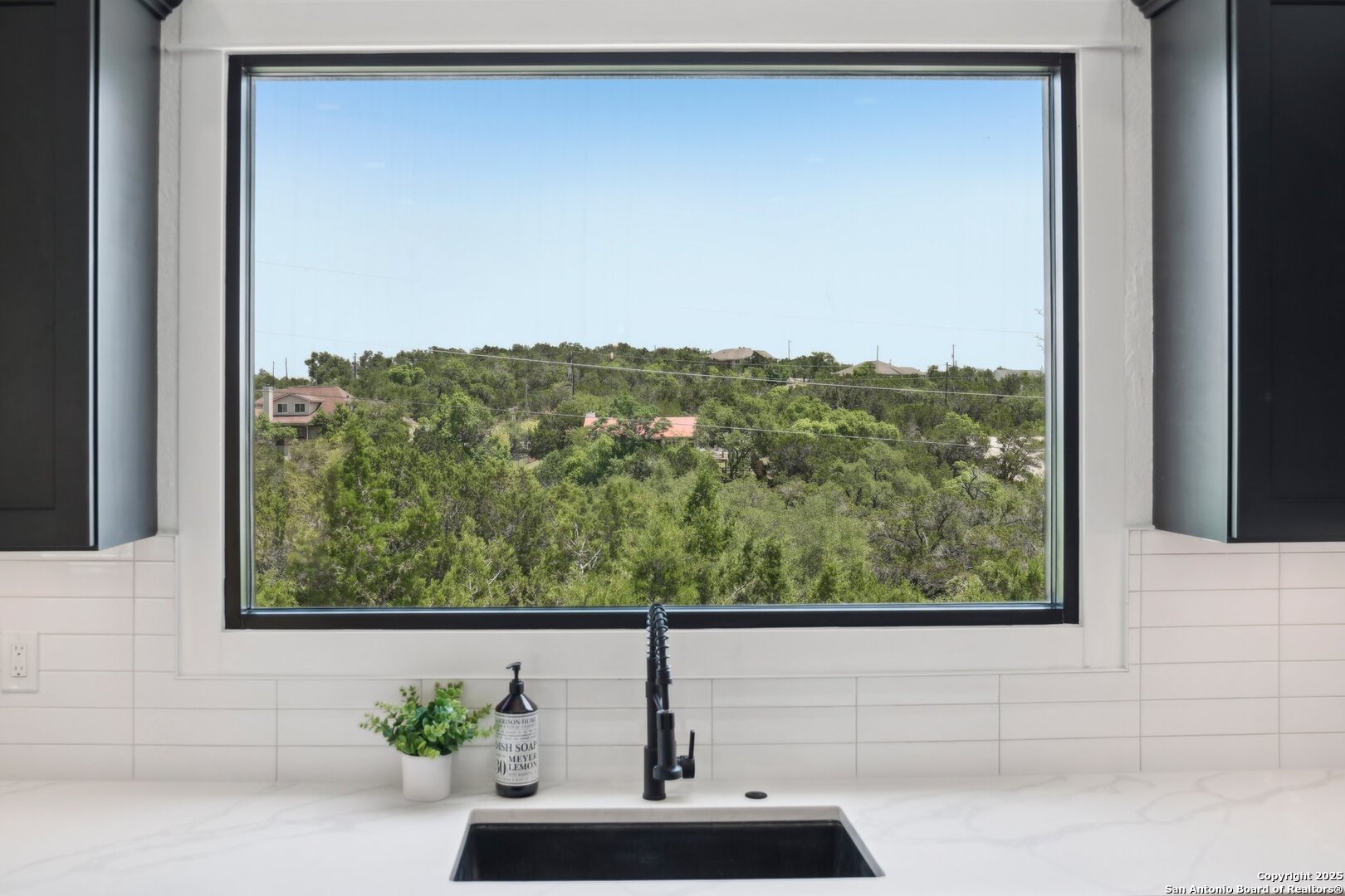 166 Magnolia Meadow Spring Branch, TX 78070 - Photo 16 of 41 a bathroom with a bathtub and mirror