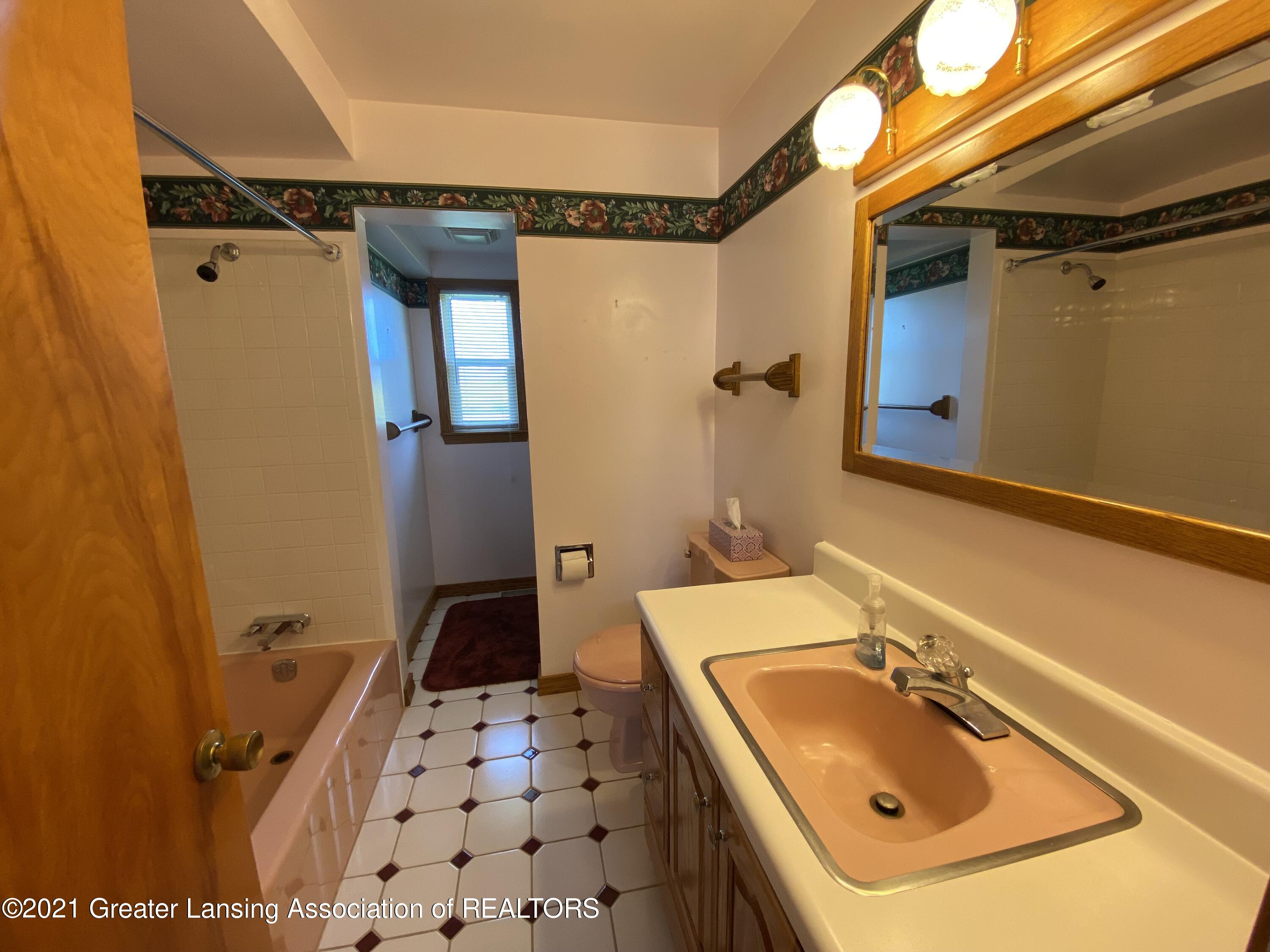 1223 South Dewitt Road St. Johns, MI 48879 - Photo 21 of 31 Bath