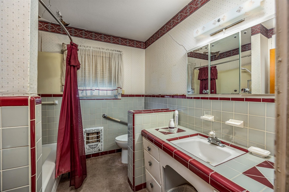 718 Nelson Street Crosby, TX 77532 - Photo 24 of 38 a bathroom with a sink and a mirror