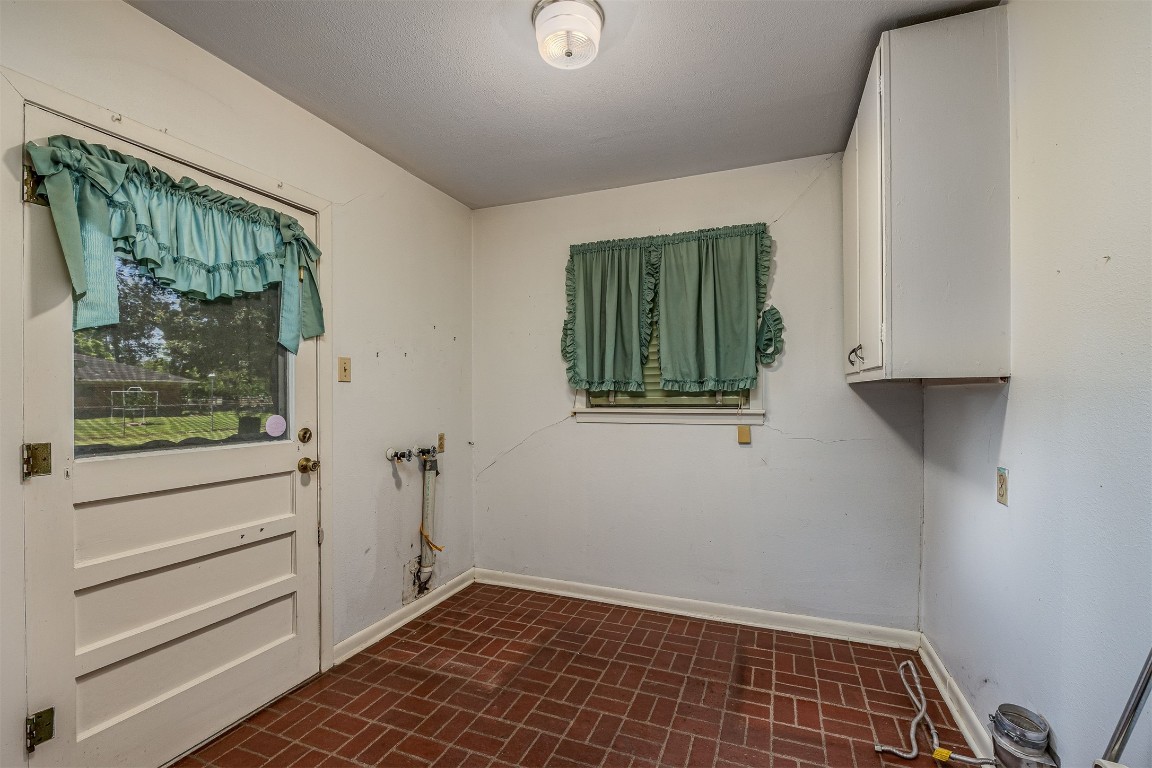 718 Nelson Street Crosby, TX 77532 - Photo 28 of 38 a view of an empty room with closet and windows
