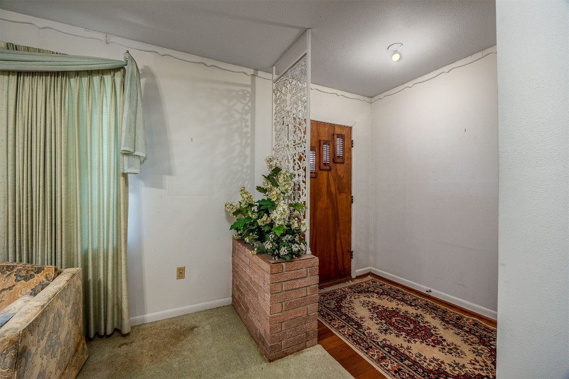 718 Nelson Street Crosby, TX 77532 - Photo 9 of 38 a room with painting and a potted plant
