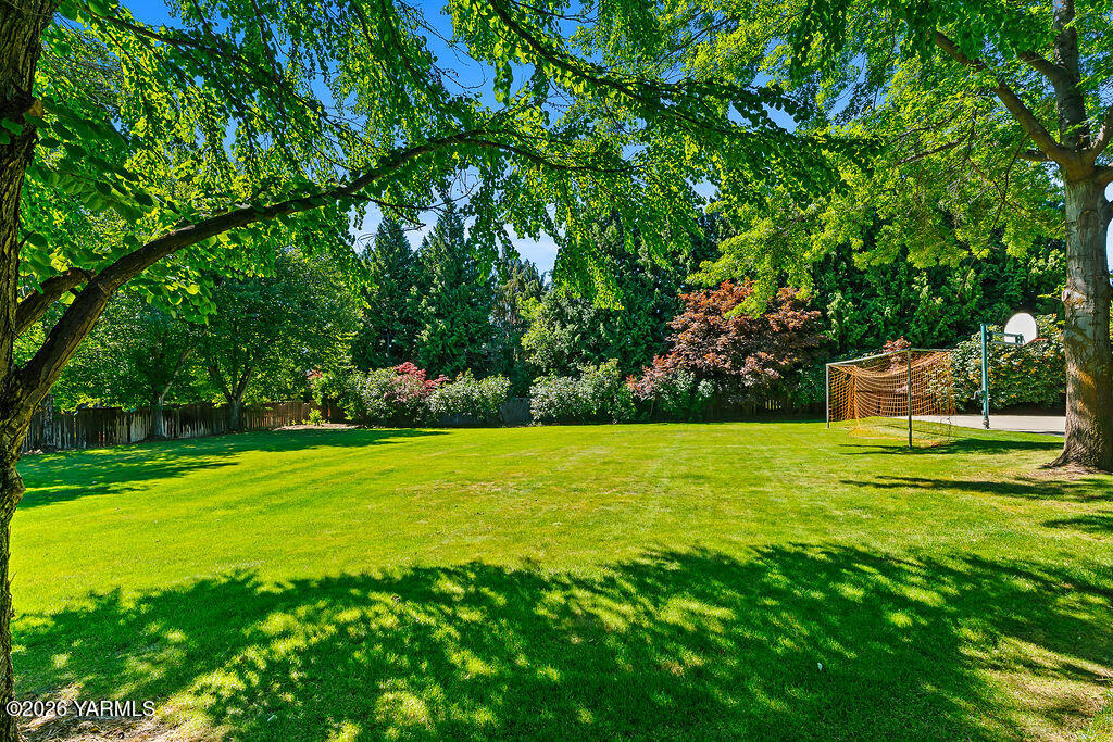 6810 Ravens Gate Way Yakima, WA 98908 - Photo 42 of 45 a view of a golf course with a lake