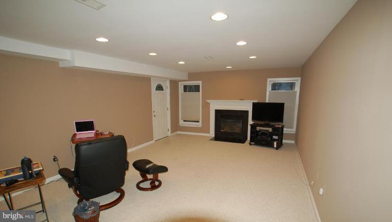 5872 Pimlico Road Baltimore, MD 21209 - Photo 11 of 18 Family Room