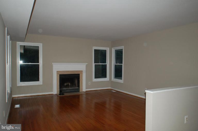 5872 Pimlico Road Baltimore, MD 21209 - Photo 4 of 18 Living Room
