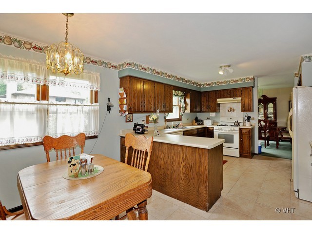 600 Spring Court Geneva, IL 60134 - Photo 3 of 10