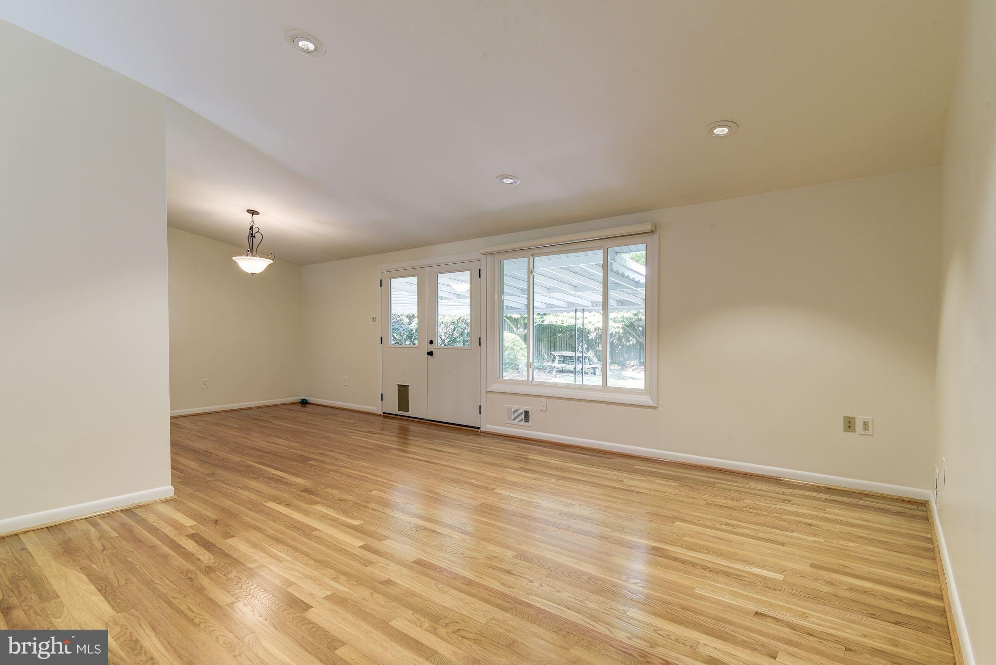 109 Claybrook Drive Silver Spring, MD 20902 - Photo 4 of 29 Living Room