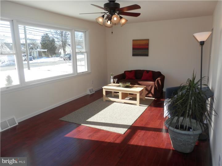 889 Rancocas Road Westampton, NJ 08060 - Photo 9 of 23 Living Room