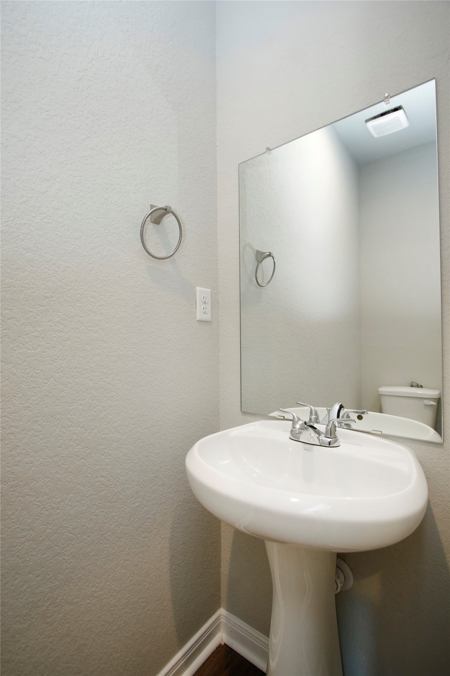 14010 Longstreet Road, Unit 1B Willis, TX 77318 - Photo 19 of 44 a bathroom with a sink and mirror