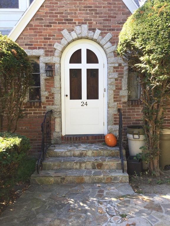 24 Bangor Street Springfield, MA 01118 - Photo 1 of 25 Gallery Image 1