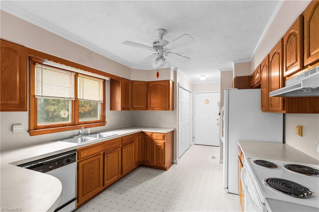 1320 Pratt Road Ararat, NC 27007 - Photo 11 of 44 Gallery Image 11