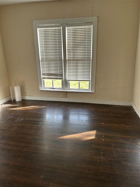 607 Northwest Main Ennis, TX 75119 - Photo 14 of 16 Living area