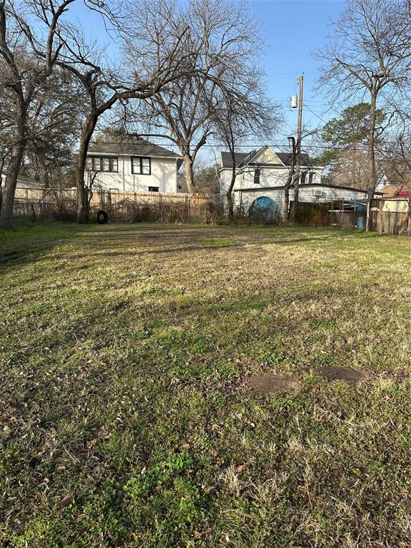 607 Northwest Main Ennis, TX 75119 - Photo 2 of 16 Large backyard