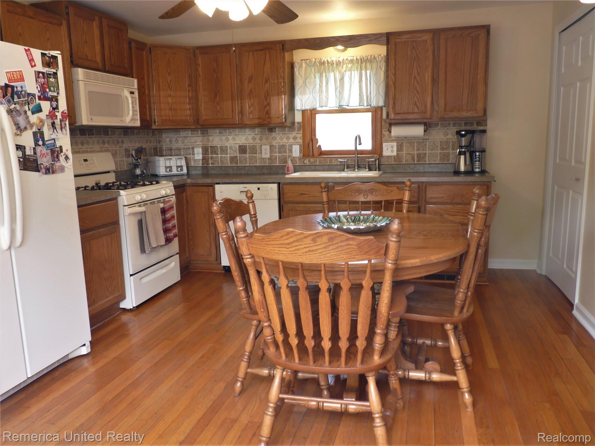 945 Old Plank Road Milford, MI 48381 - Photo 5 of 26 KITCHEN VIEW #2