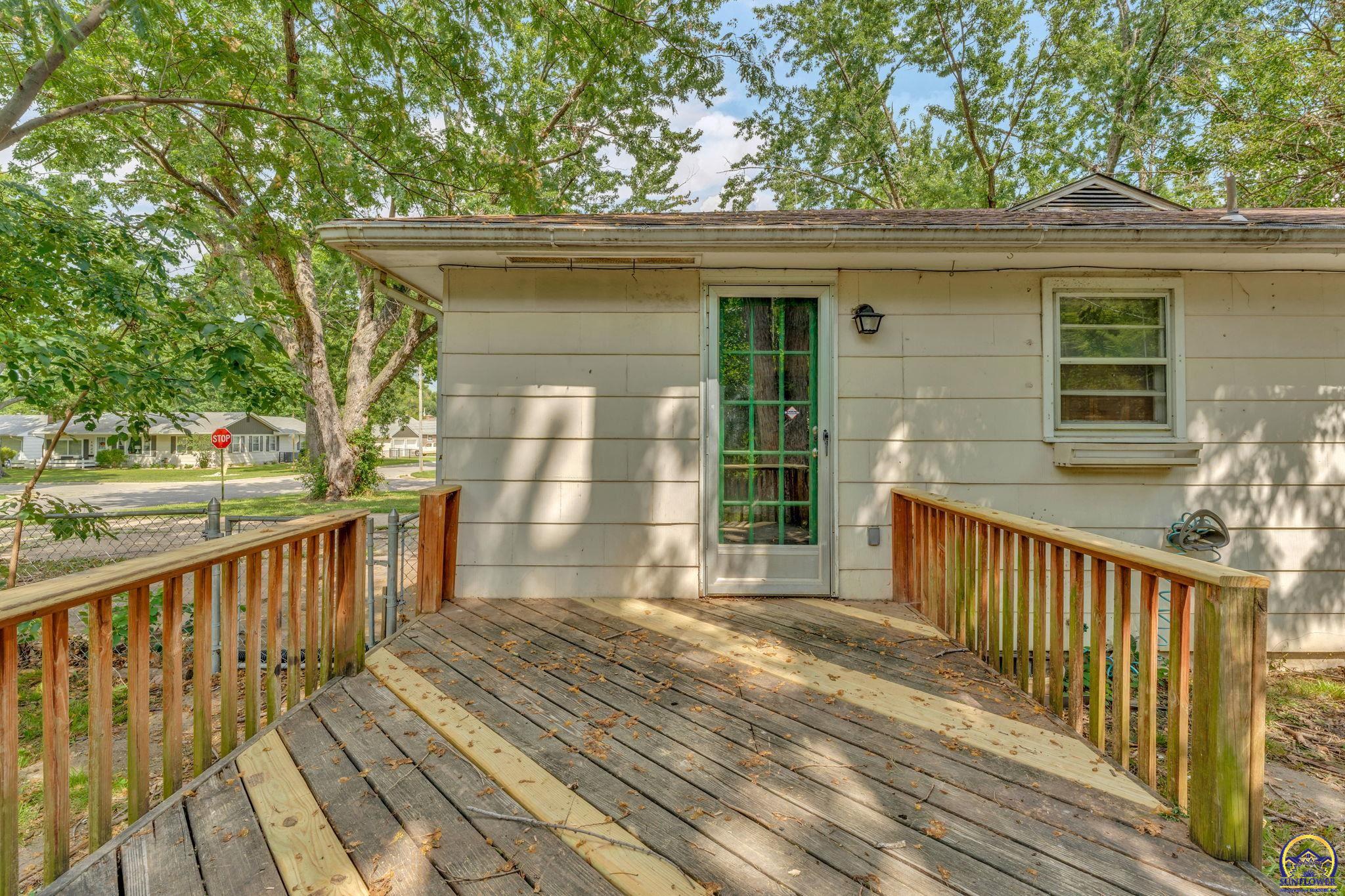 1635 Southwest Burnett Road Topeka, KS 66604 - Photo 30 of 36