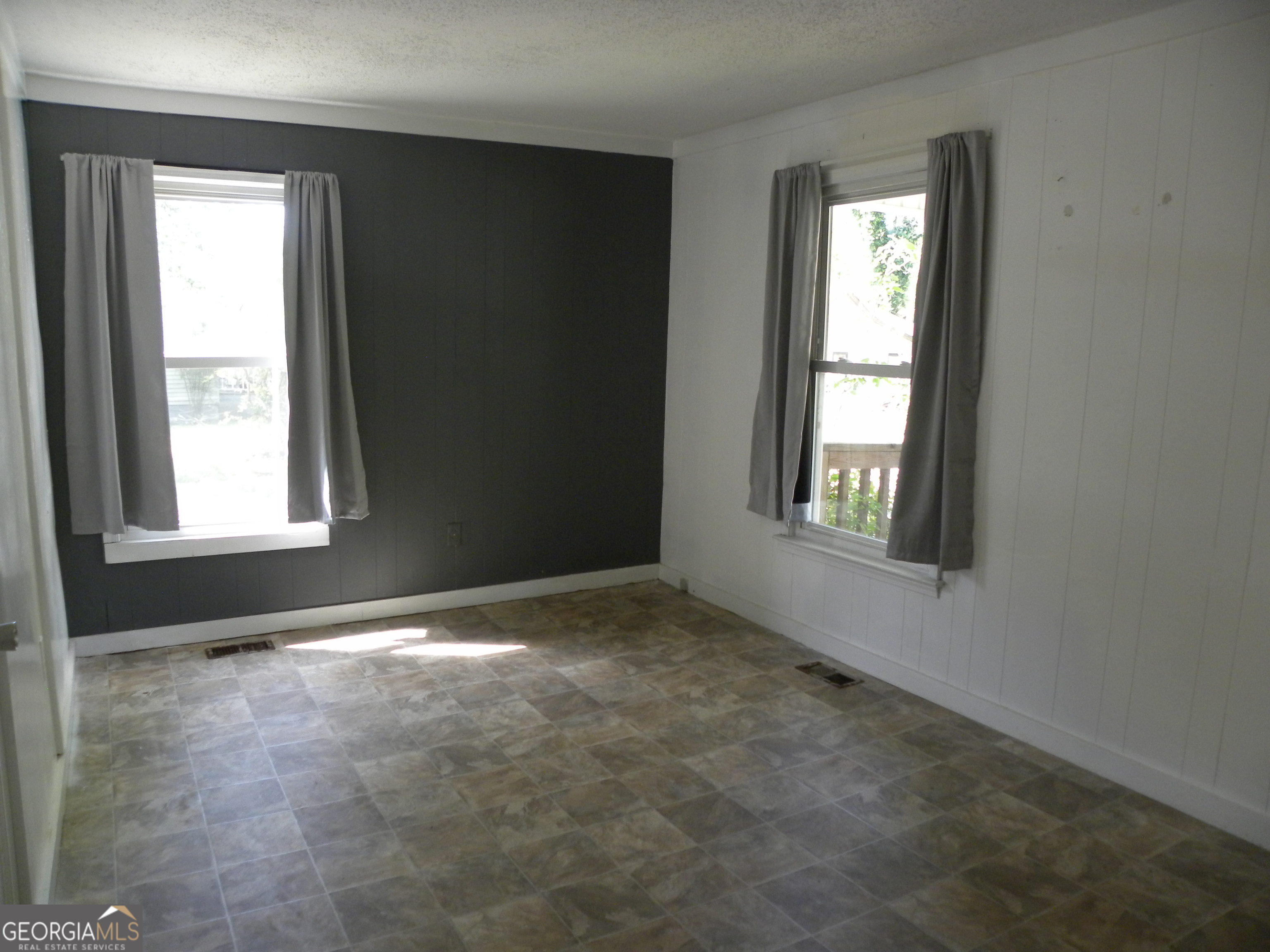 225 South Webb Street Hartwell, GA 30643 - Photo 11 of 24 an empty room with windows