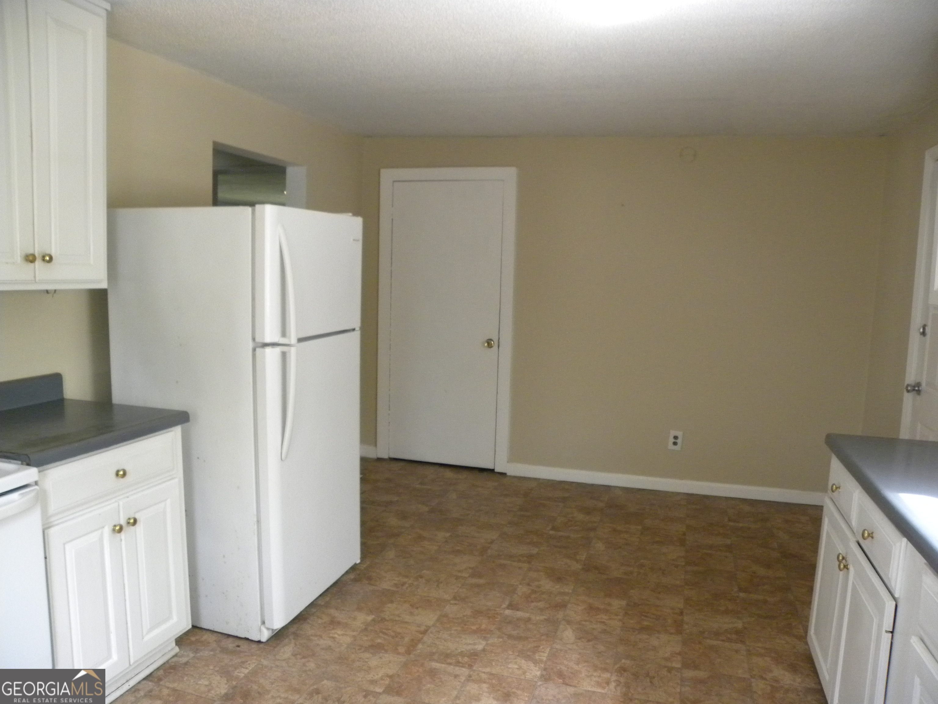 225 South Webb Street Hartwell, GA 30643 - Photo 17 of 24 a white refrigerator freezer sitting in a kitchen