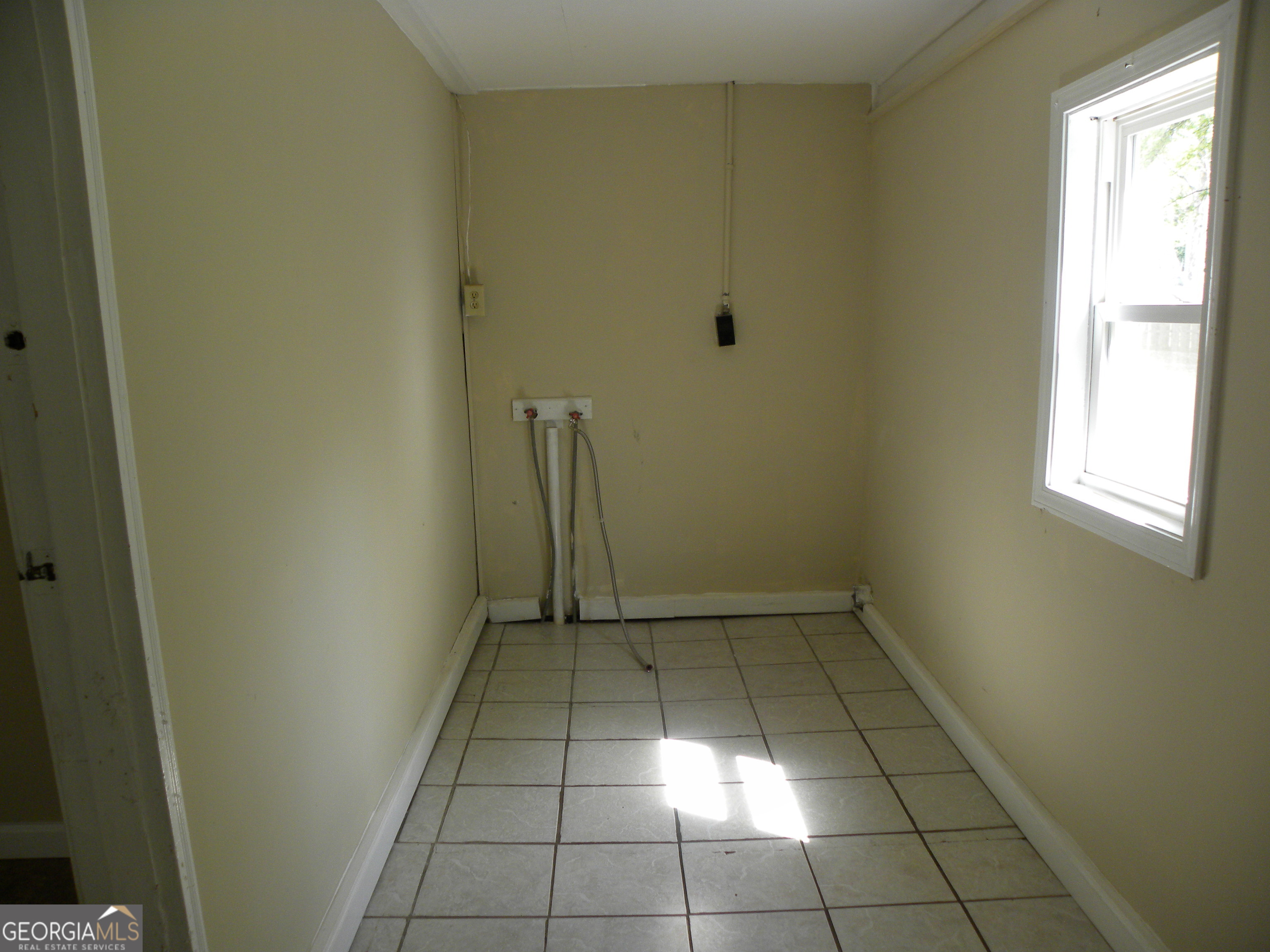 225 South Webb Street Hartwell, GA 30643 - Photo 18 of 24 a view of an empty room and window
