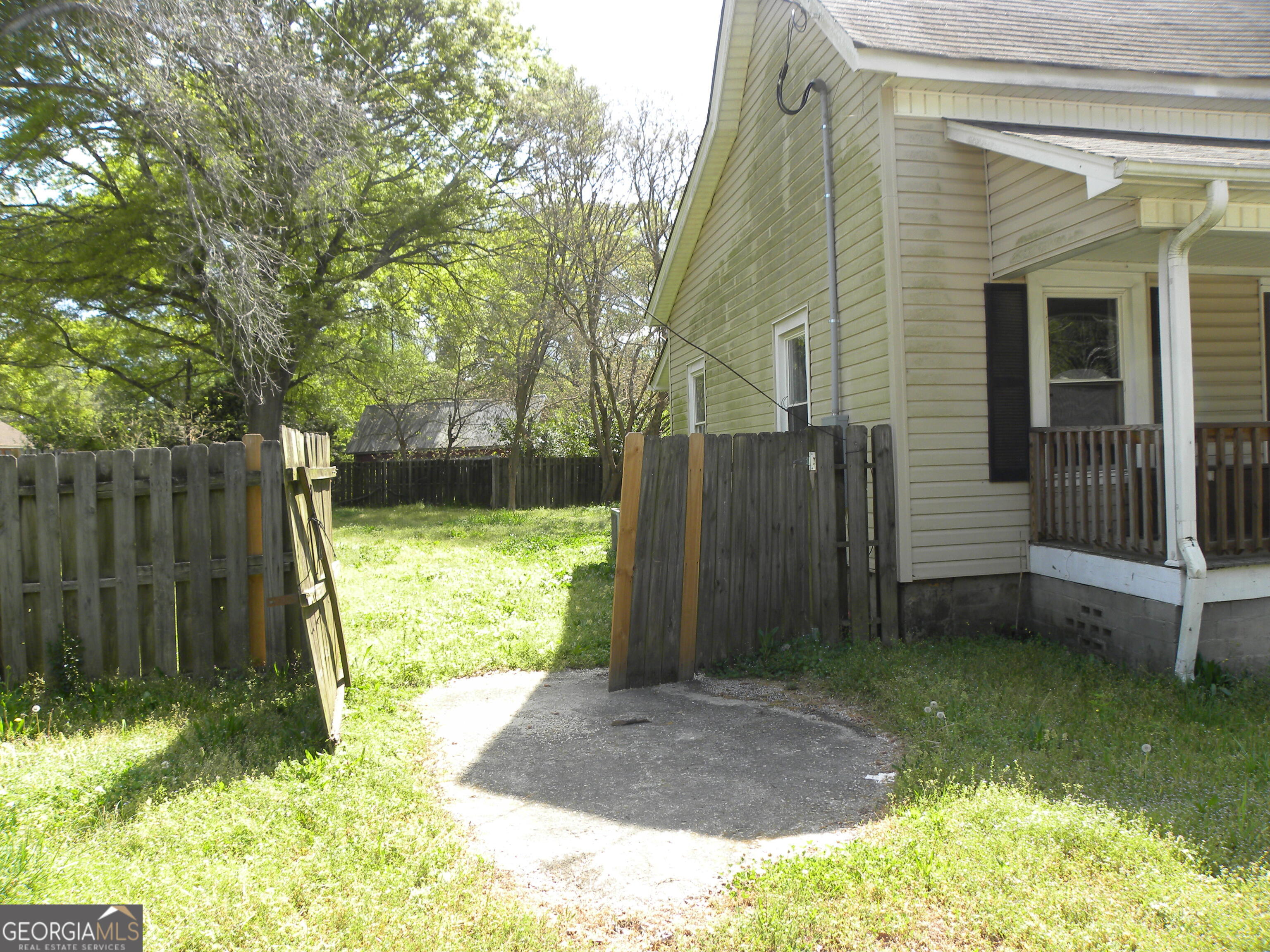 225 South Webb Street Hartwell, GA 30643 - Photo 20 of 24 a view of backyard with wooden fence and a large tree