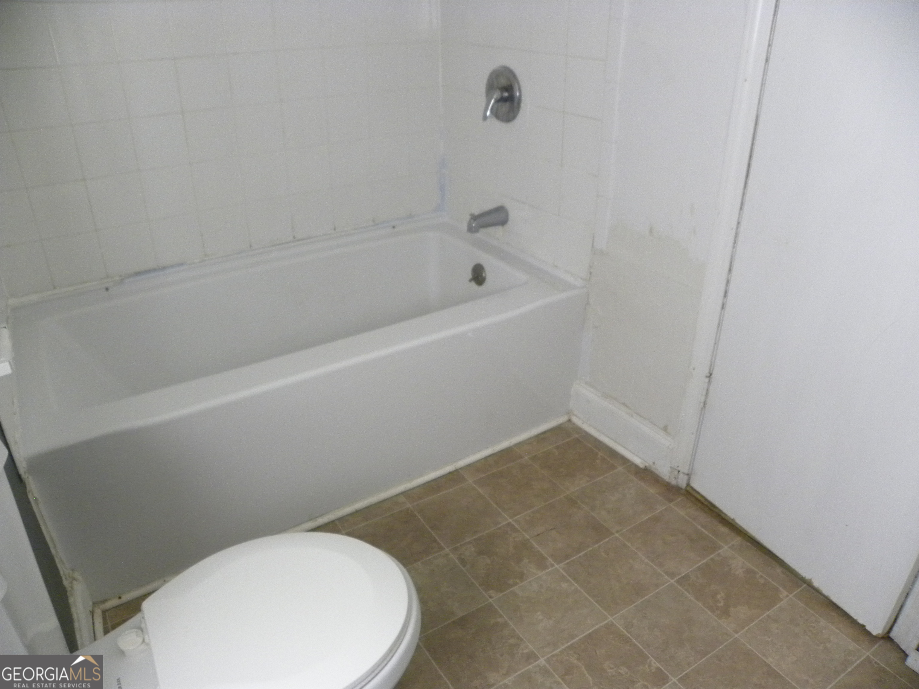 225 South Webb Street Hartwell, GA 30643 - Photo 10 of 24 a bathroom with a toilet and bathtub