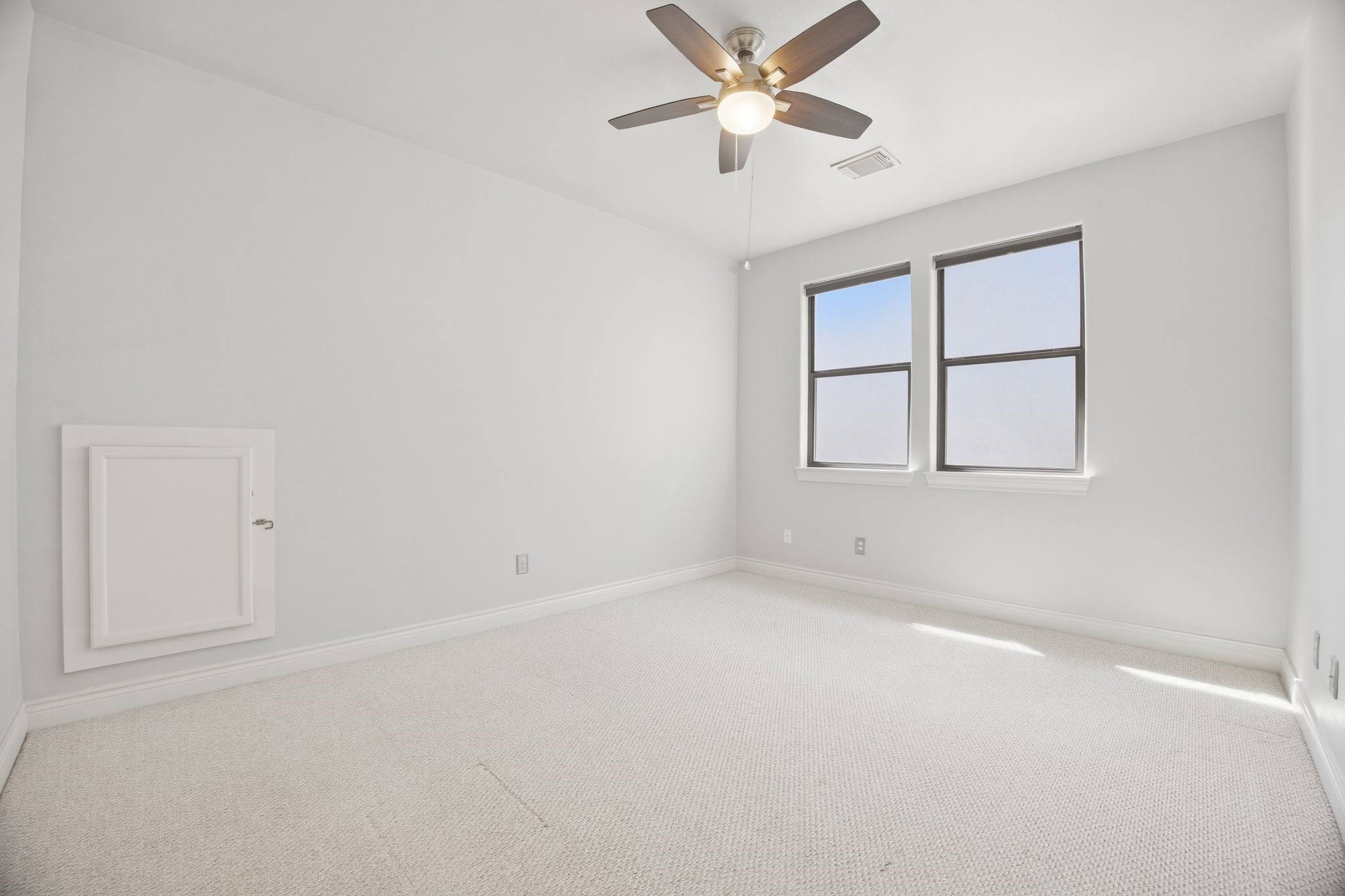 5719 Darling Street Houston, TX 77007 - Photo 27 of 35 an empty room with windows and fan