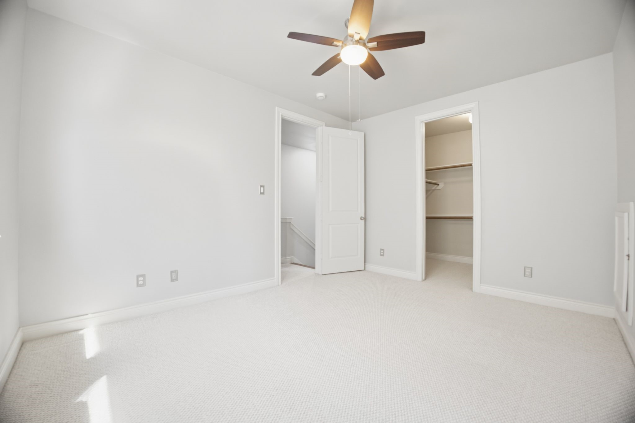 5719 Darling Street Houston, TX 77007 - Photo 28 of 35 an empty room with closet and a ceiling fan