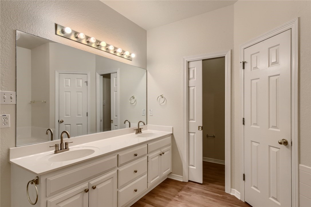 511 Susana Drive Georgetown, TX 78628 - Photo 19 of 31 Primary ensuite bathroom with dual vanity