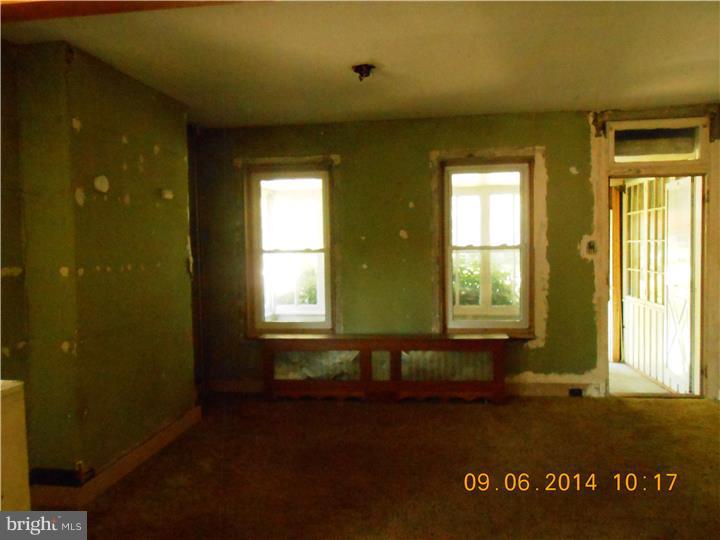 510 Springfield Road Aldan, PA 19018 - Photo 4 of 18 Living Room