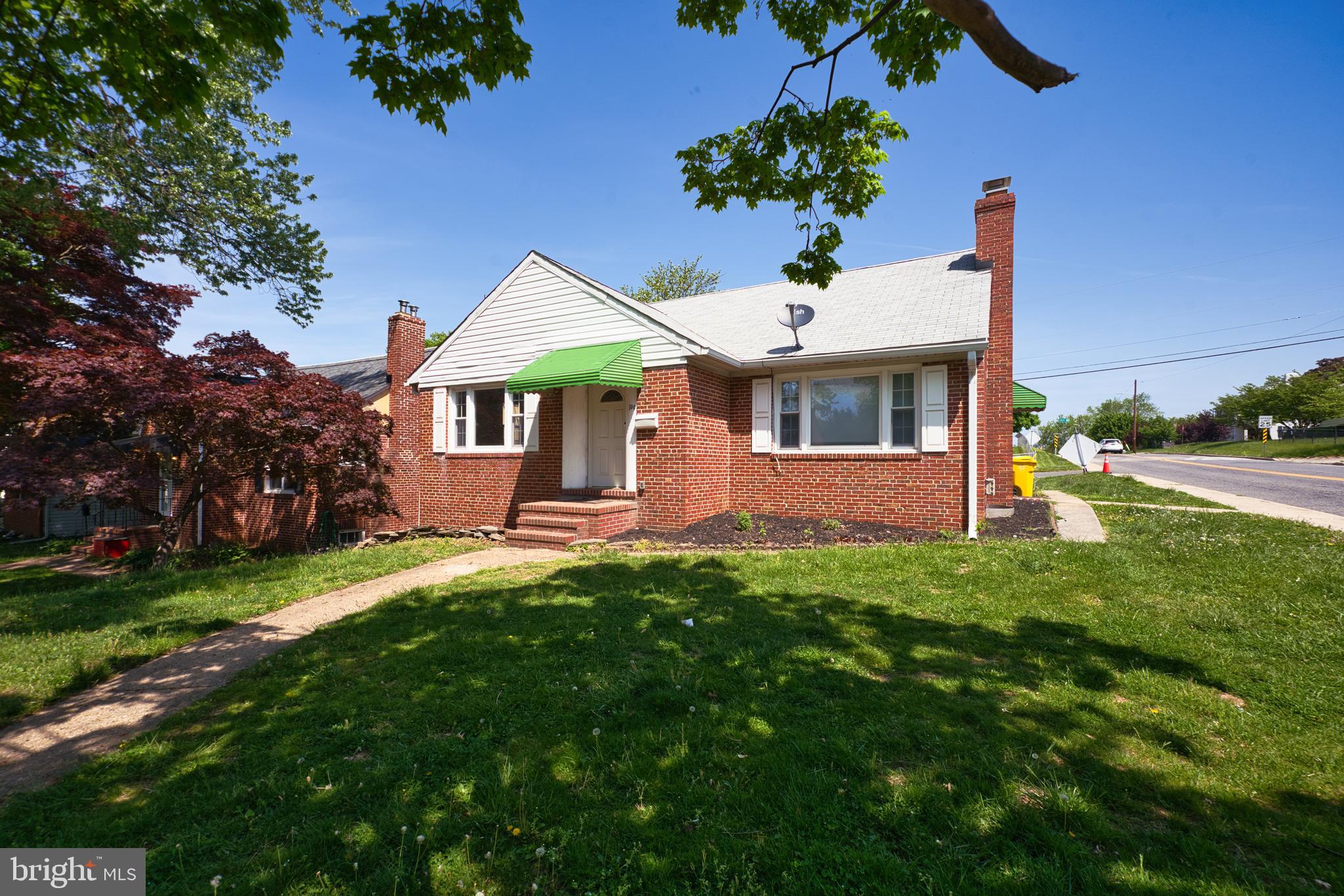 100 9th Avenue Baltimore, MD 21225 - Photo 3 of 38 a front view of a house with garden