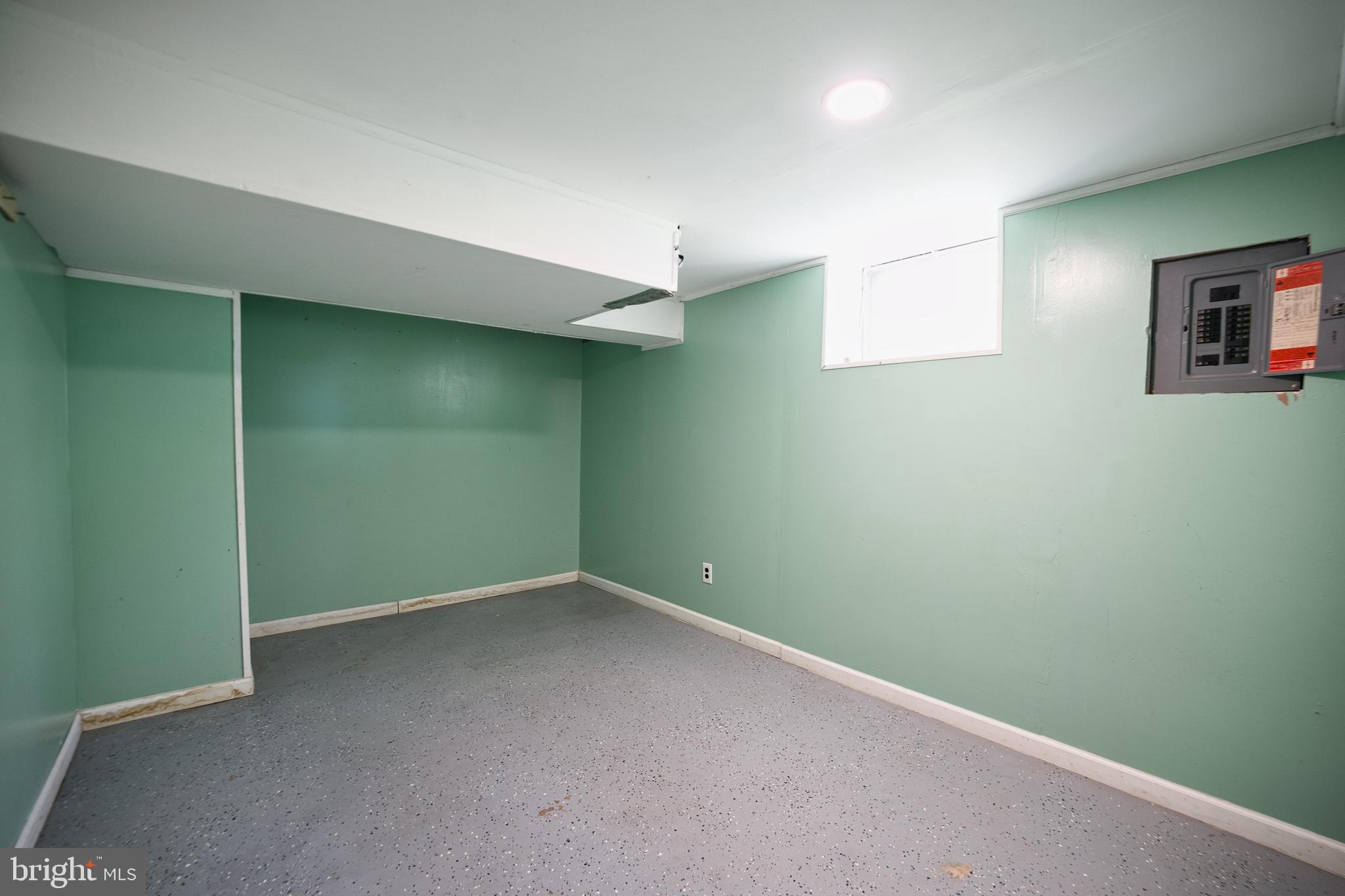 100 9th Avenue Baltimore, MD 21225 - Photo 35 of 38 an empty room with windows