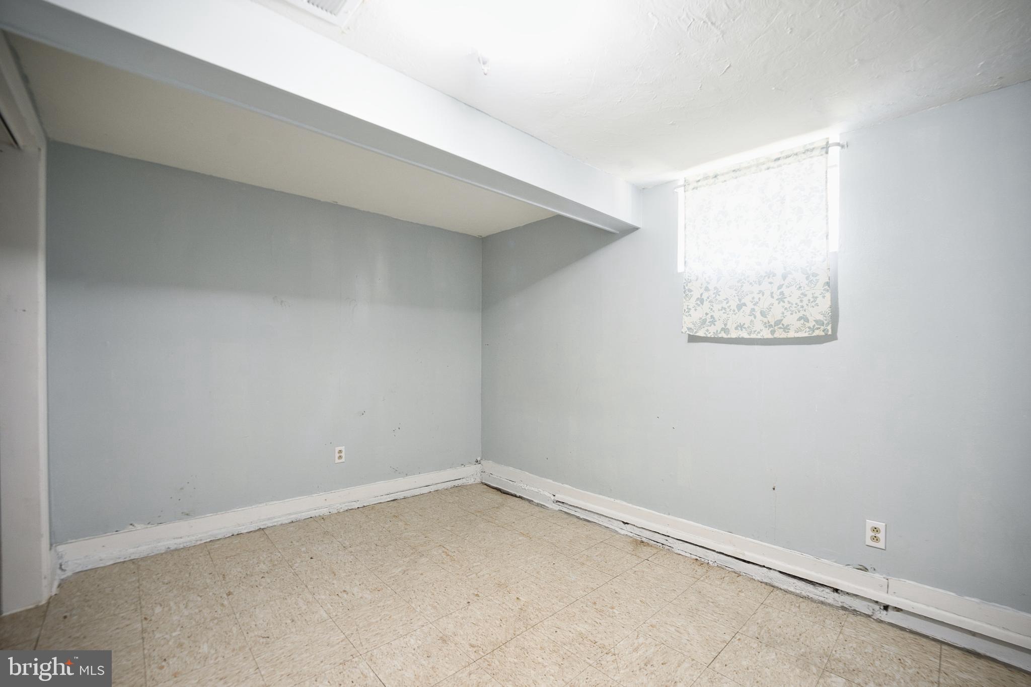 100 9th Avenue Baltimore, MD 21225 - Photo 36 of 38 an empty room with a window