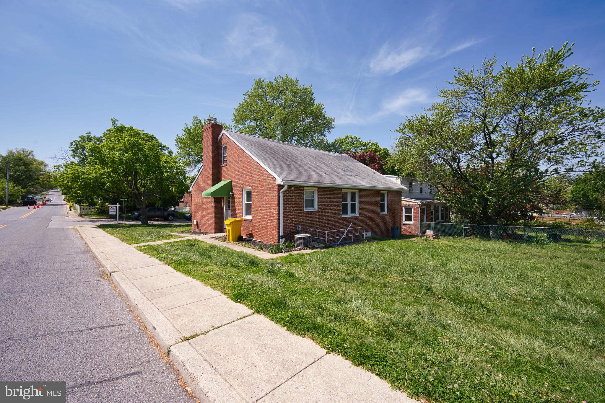 100 9th Avenue Baltimore, MD 21225 - Photo 5 of 38 a front view of a house with yard