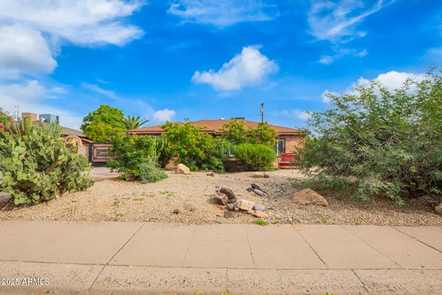 a view of a pathway with a yard