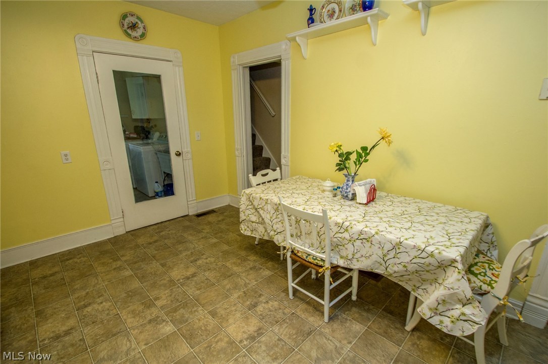 6460 Brecksville Road Independence, OH 44131 - Photo 14 of 32 Kitchen eating area