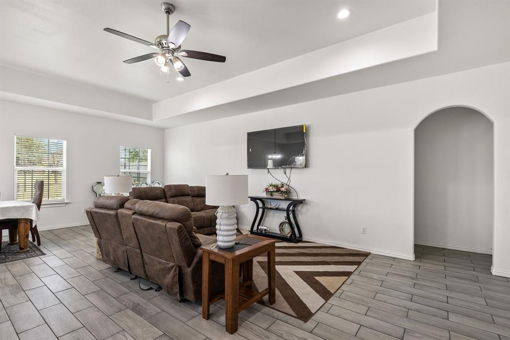 150 Browning Court Springtown, TX 76082 - Photo 10 of 36