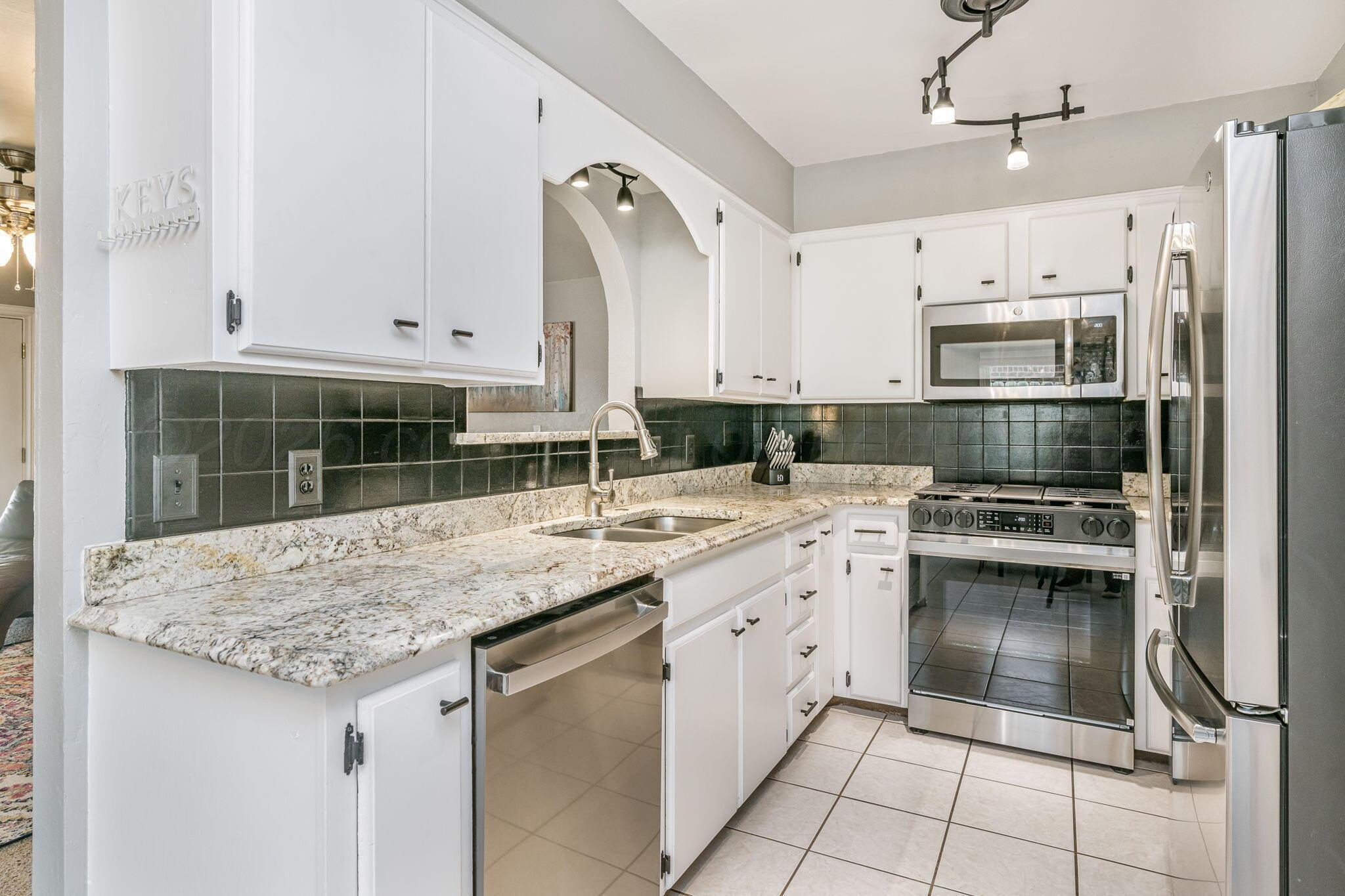 5106 Azalea Avenue Amarillo, TX 79110 - Photo 5 of 20 Kitchen