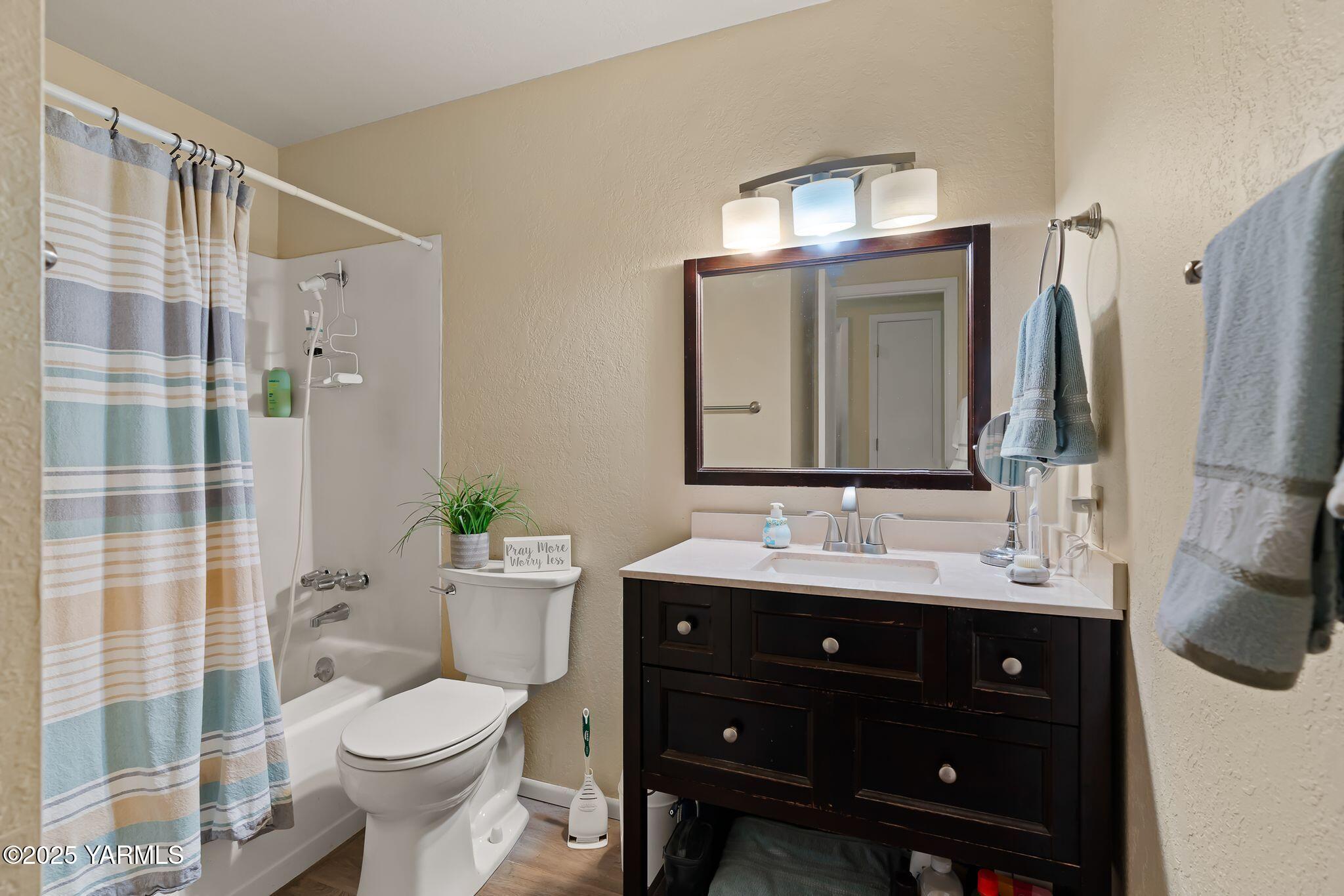 500 Richards Road Union Gap, WA 98903 - Photo 11 of 12 Bathroom