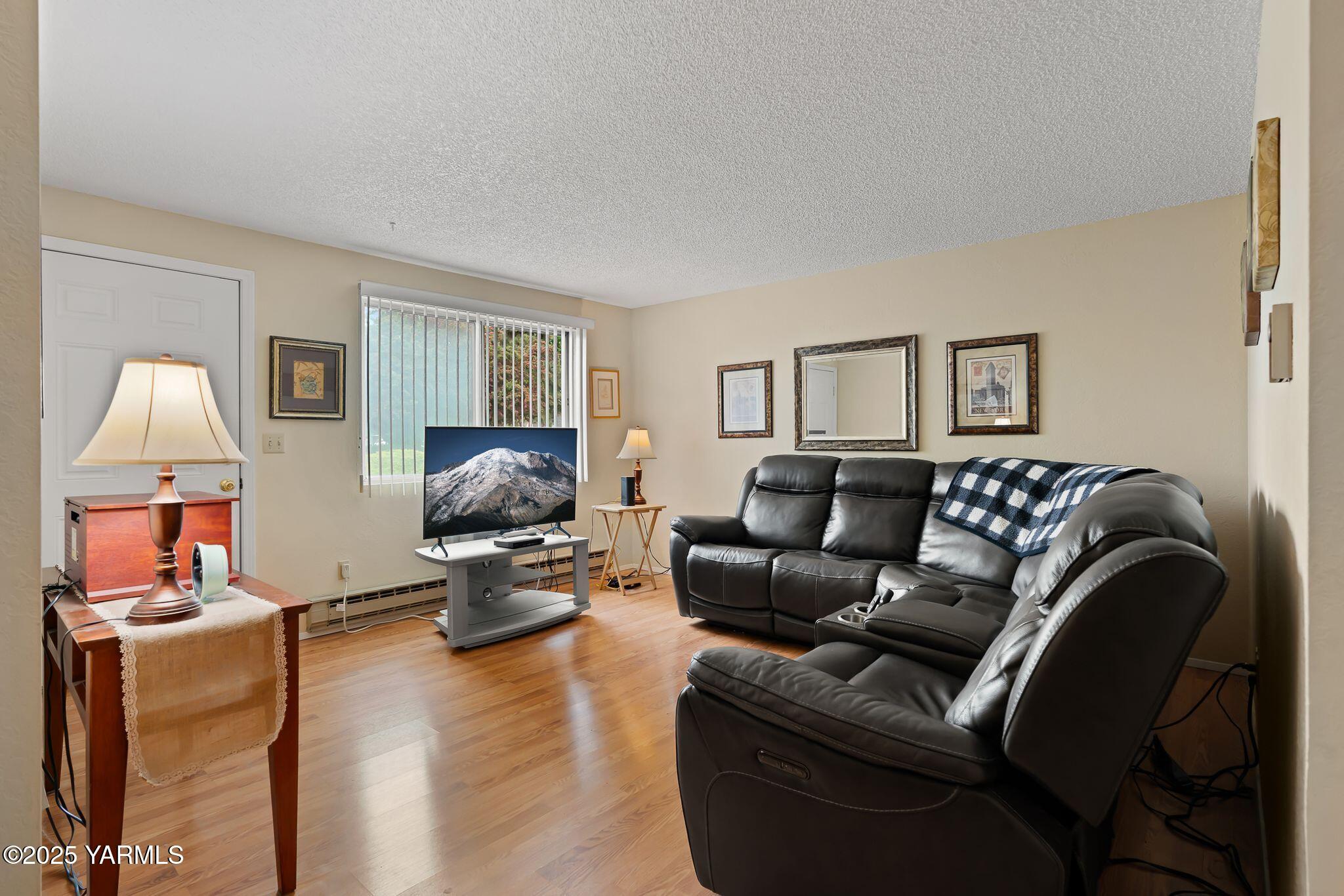 500 Richards Road Union Gap, WA 98903 - Photo 3 of 12 Living Room