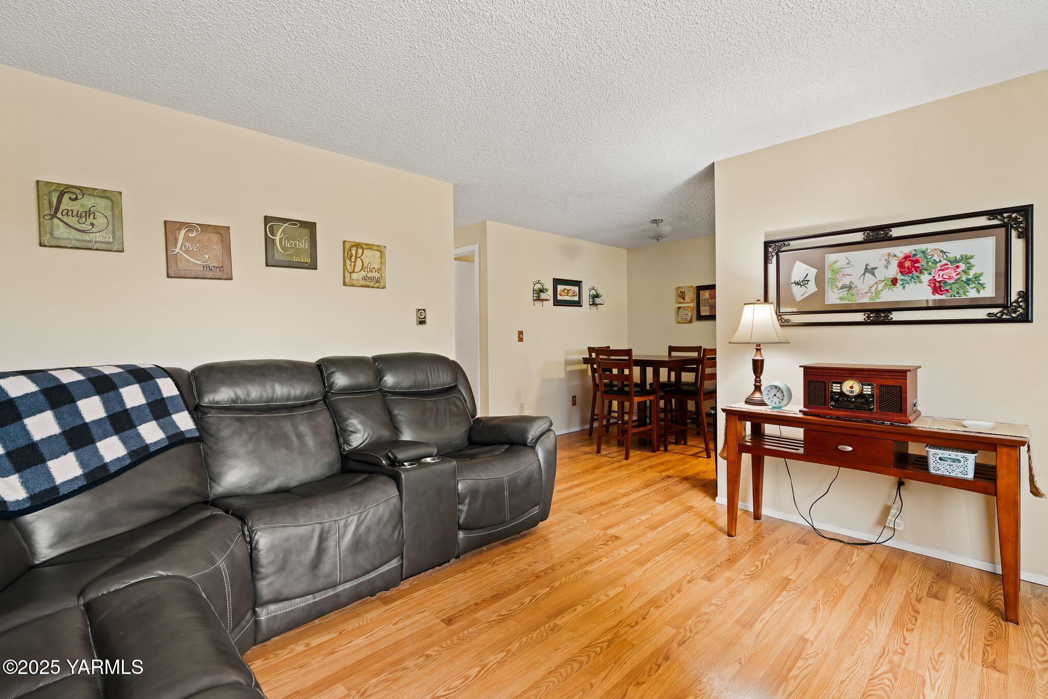 500 Richards Road Union Gap, WA 98903 - Photo 4 of 12 Living Room 2