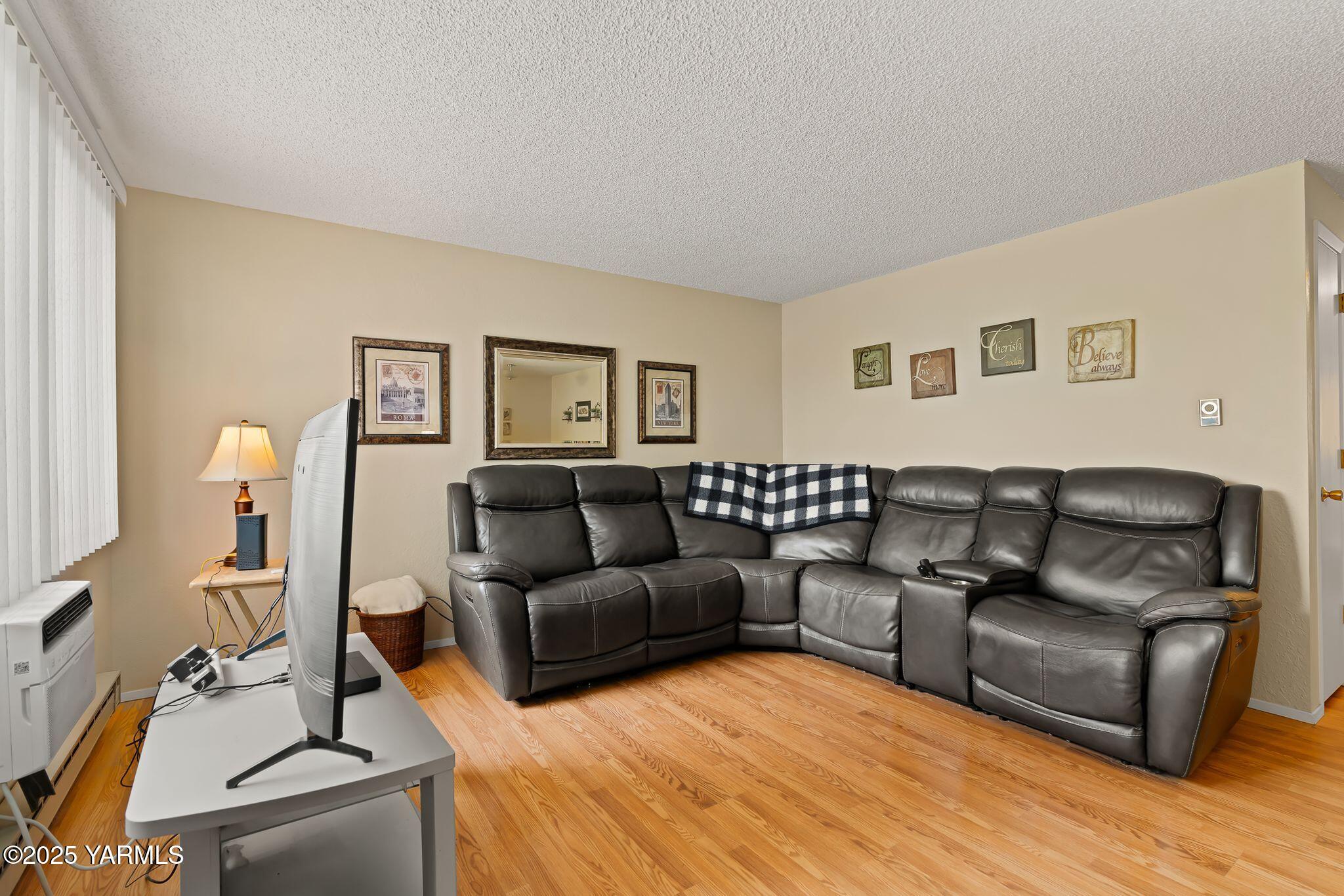 500 Richards Road Union Gap, WA 98903 - Photo 5 of 12 Living Room 3