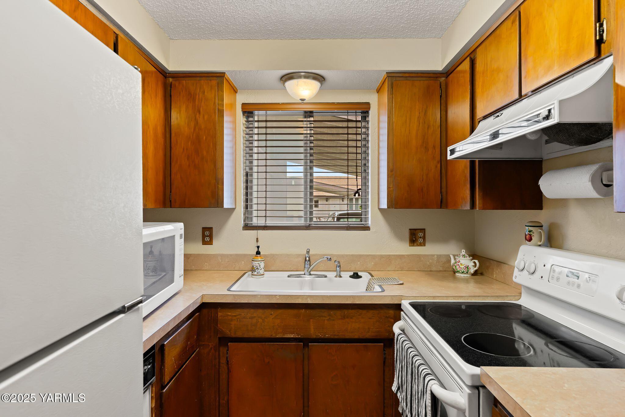 500 Richards Road Union Gap, WA 98903 - Photo 8 of 12 Kitchen 2