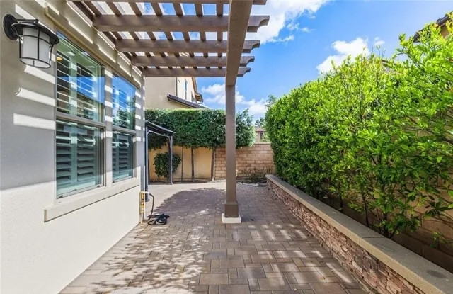 a view of a back yard