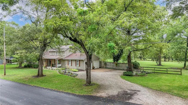 $700,000 | 7540 West 197th Street, Stilwell, KS 66085