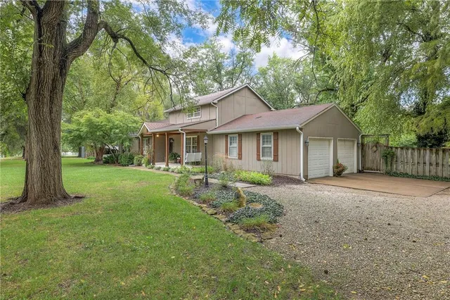 $700,000 | 7540 West 197th Street, Stilwell, KS 66085