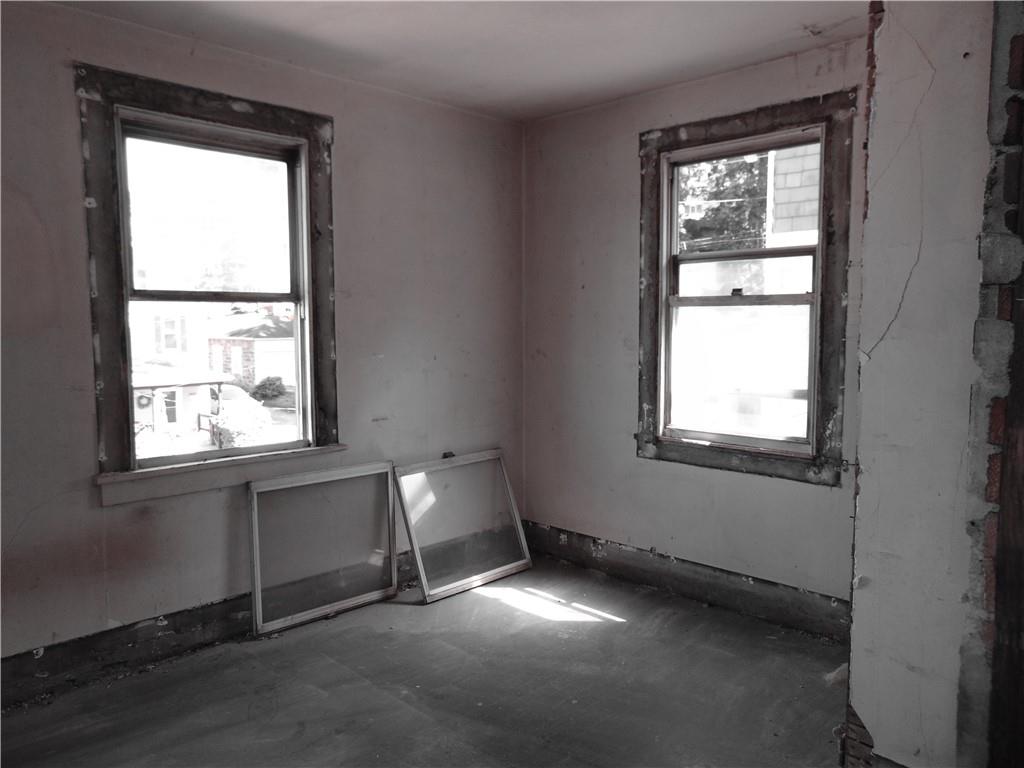 808 Wood Street Coraopolis, PA 15108 - Photo 8 of 11 an empty room with a window