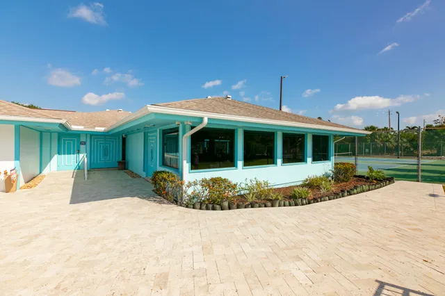 a view of a house with backyard and porch