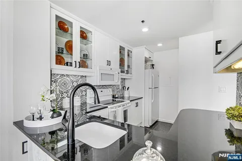 $725,000 | 600 Harbor Boulevard, Unit 926, Weehawken, NJ 07086