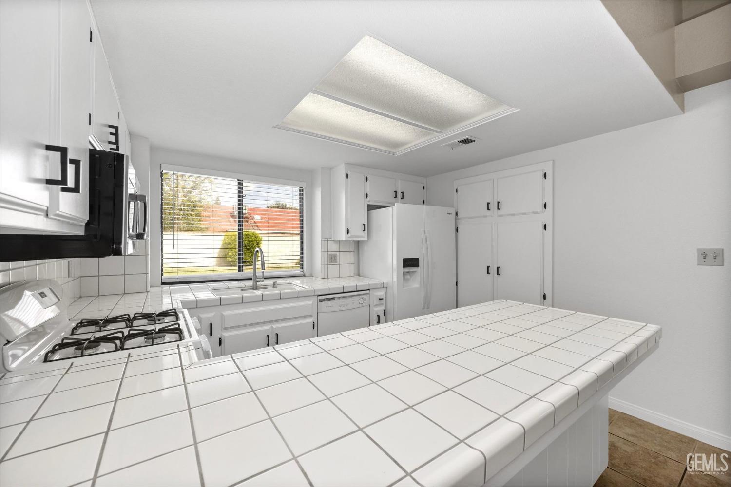 Undisclosed Address Bakersfield, CA 93311 - Photo 10 of 32