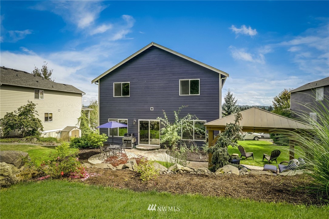 5910 Larimer Road, Unit A Everett, WA 98208 - Photo 22 of 24 a backyard of a house with table and chairs under an umbrella