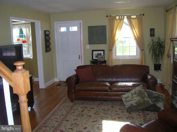 4 Dungarrie Road Catonsville, MD 21228 - Photo 6 of 10 Family Room